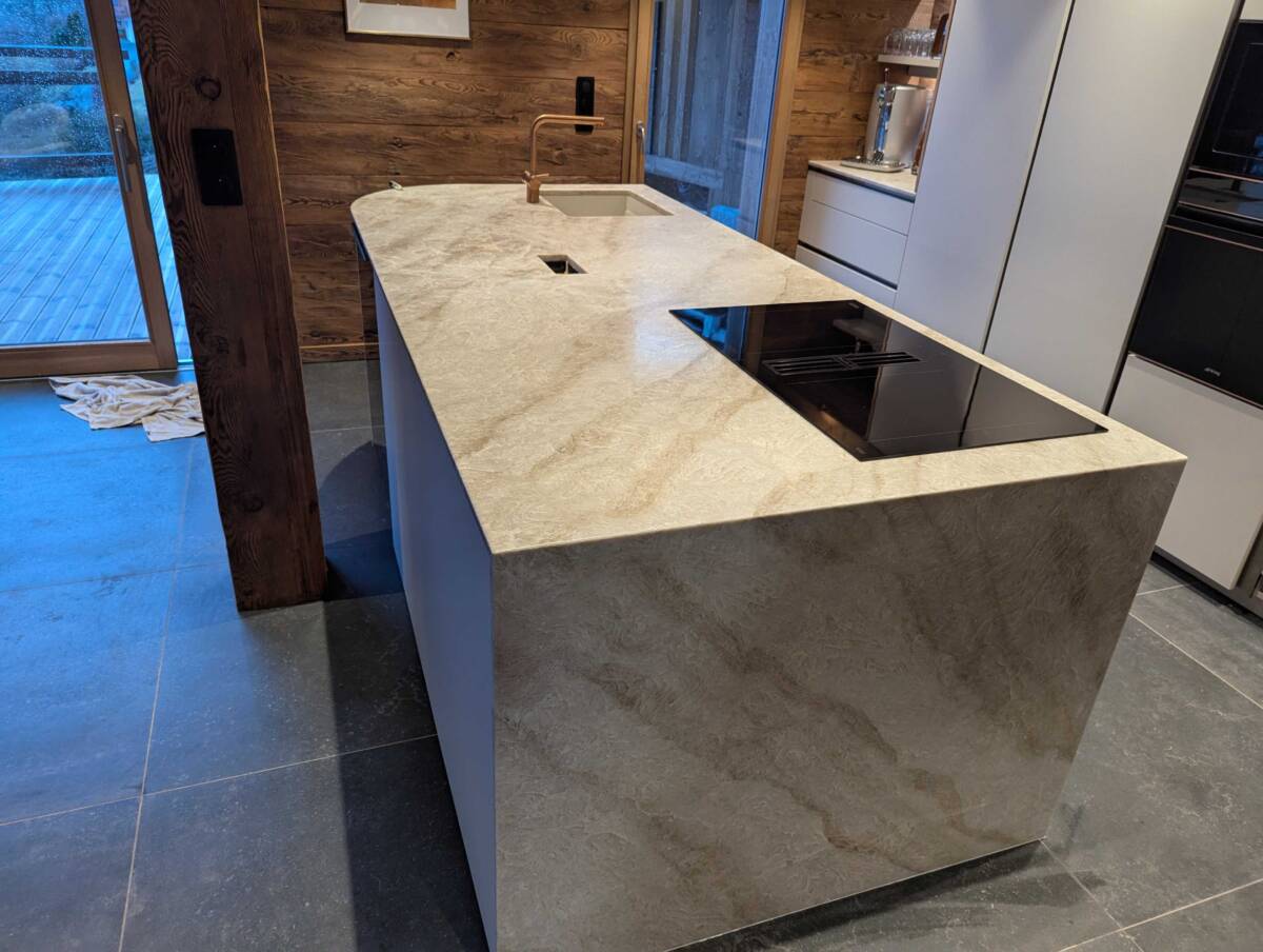 TAJ MAHAL | marbrerie geraudel Cuisine en granit, quartz, céramique, dekton à Nancy : Plan de travail, vasque, crédence, table, comptoir Marly 0